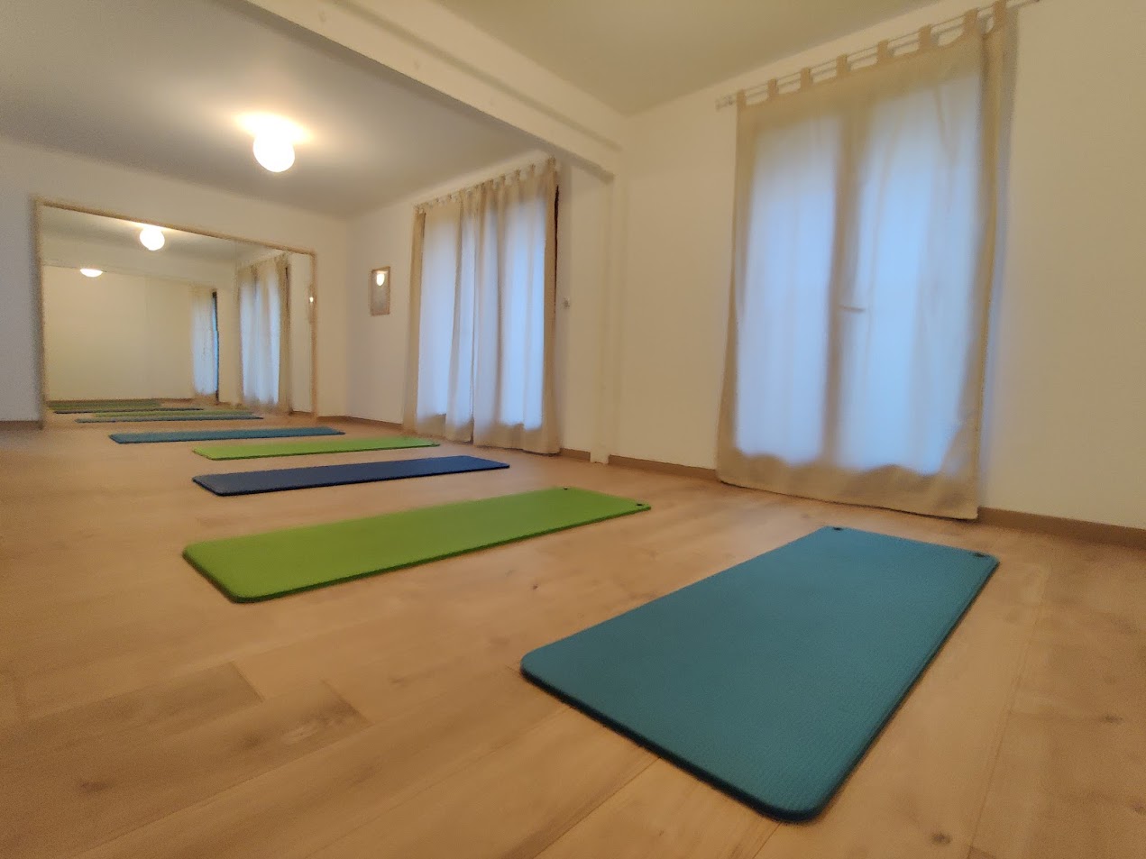 Le studio Harmony Pilates est un lieux calme et accueillant propice à des cours de yoga, danse et de pilates à La Seyne sur Mer, aux environs de Toulon, Ollioules, Sanary et Six Fours.